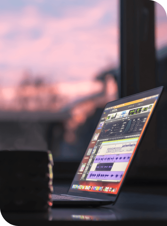 PCでデータ分析を行う様子